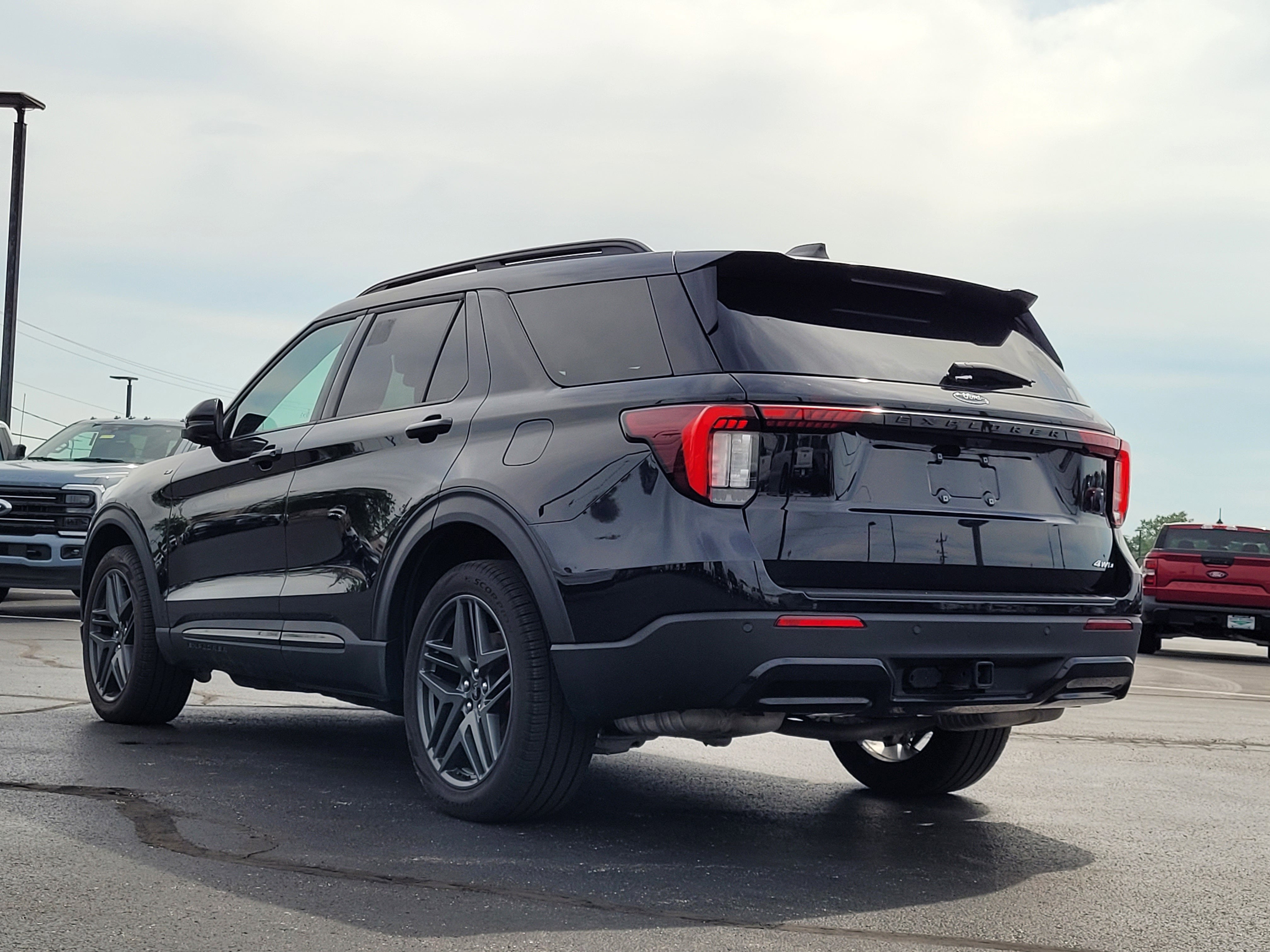 2025 Ford Explorer ST-Line