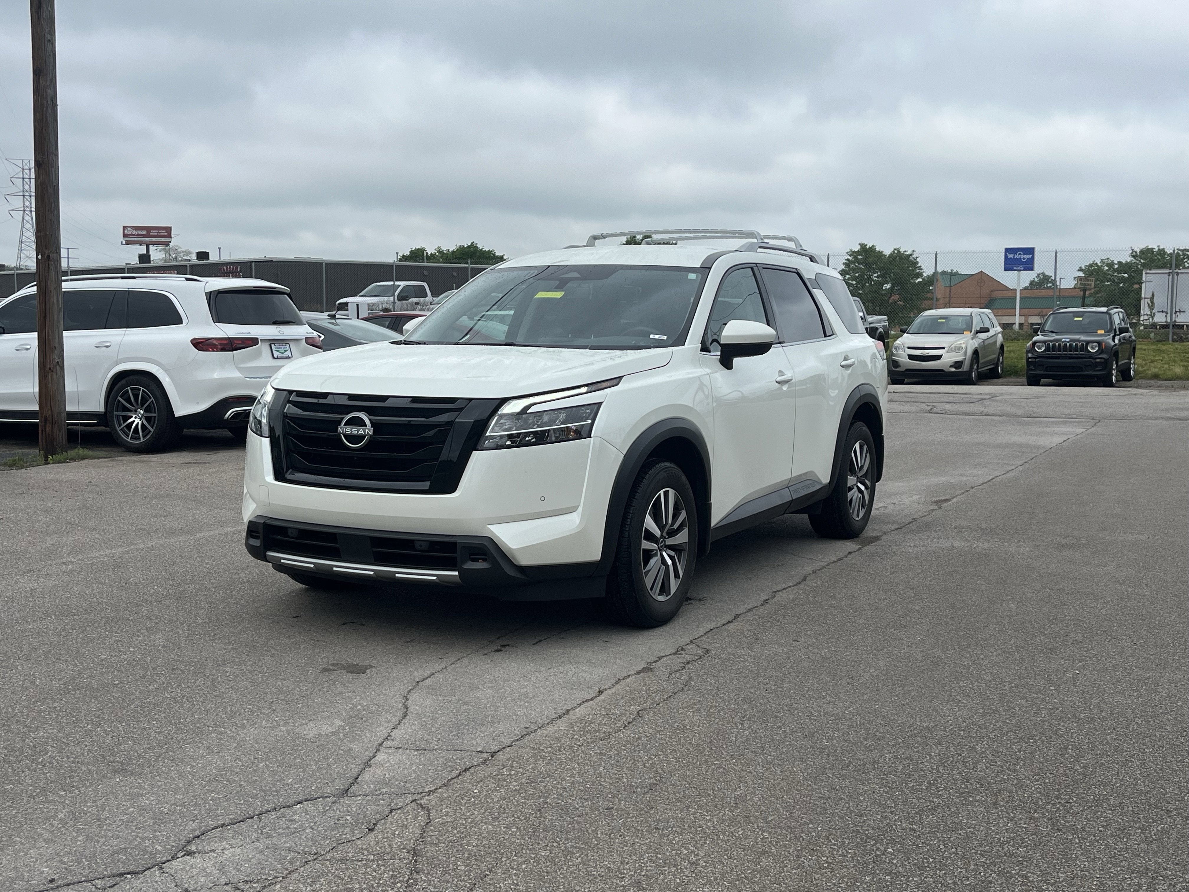 2023 Nissan Pathfinder SL